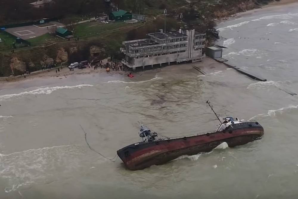 После аварии танкера в Черном море произошла утечка нефти