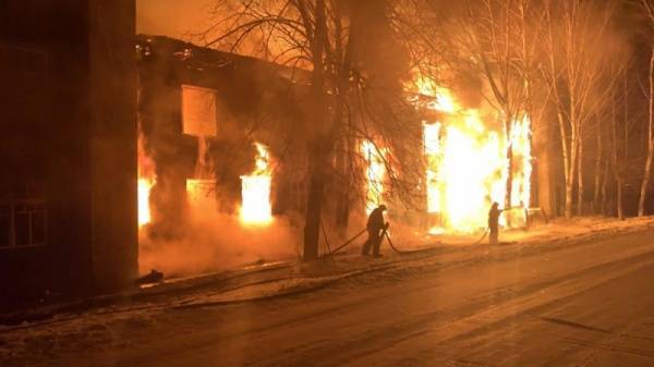 В Нижней Туре потушили пожар площадью 600 "квадратов" в жилом доме, где пострадали шесть человек