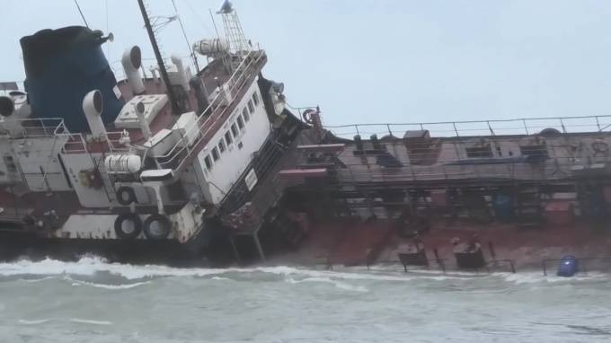 Крушение танкера в Одесском заливе привела к утечке нефти в Черном море