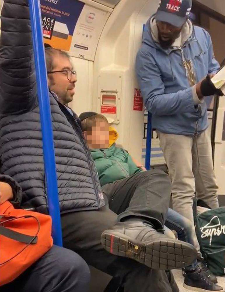 Видео: антисемит оскорбил еврея с детьми в лондонском метро. Как отреагировали пассажиры