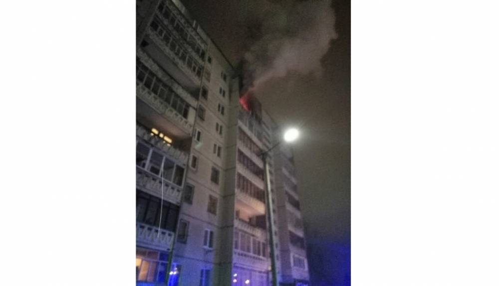 Спасавшийся от огня мужчина сорвался с балкона восьмого этажа в Петрозаводске