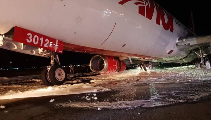 Пассажир снял на видео посадку лайнера Boeing 737 с подломившимся шасси