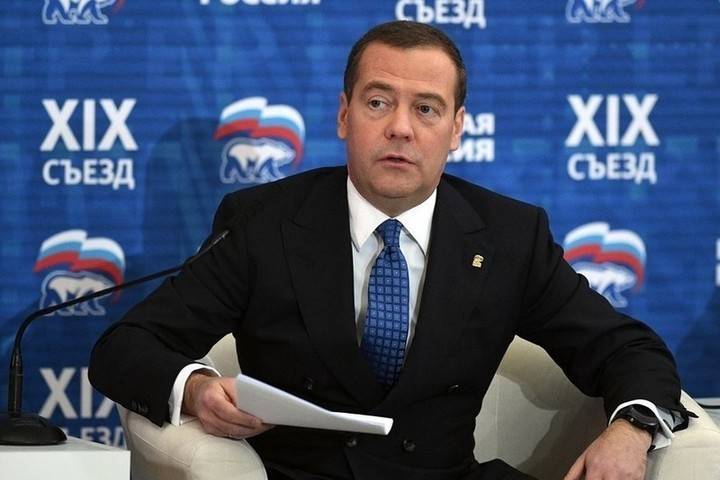 Медведев вручил партбилеты &amp;#34;Единой России&amp;#34; главам трех регионов