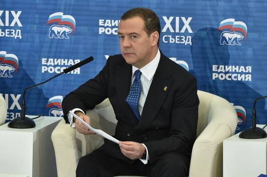 Медведев вручил Аксёнову партбилет «Единой России»