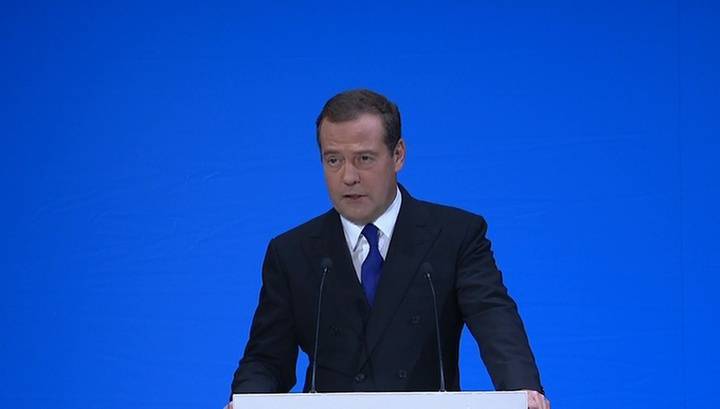 Медведев вручил партбилеты и озвучил задачу "Единой России"