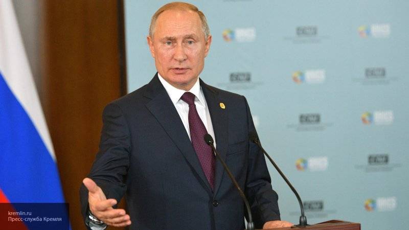 Путин призвал членов ЕР "трясти и терзать" чиновников на местах