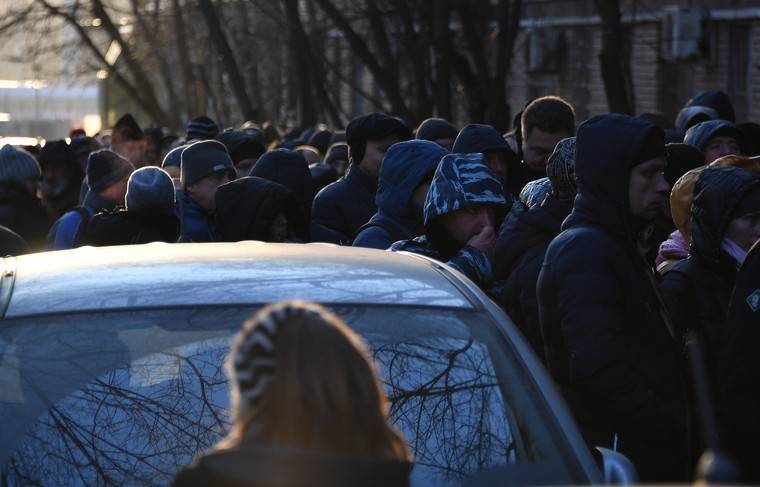 Стоявших в очереди за справками для ГАИ жителей Омска увезли на скорой