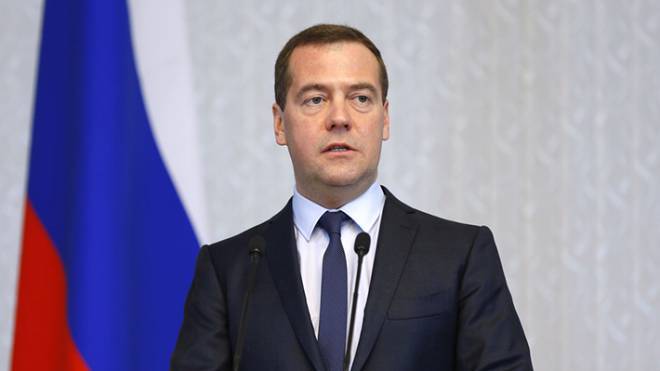 Медведев вручил партбилеты «Единой России» нескольким губернаторам и бизнесменам