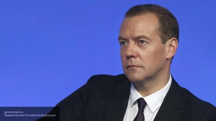 Медведев вручил партийные билеты «Единой России» нескольким губернаторам и бизнесменам