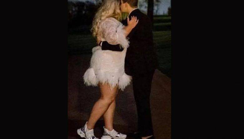 «Самая уродливая обувь в мире»: Соцсети раскритиковали невесту, которая появилась на свадьбе в кроссовках за $1 тыс.