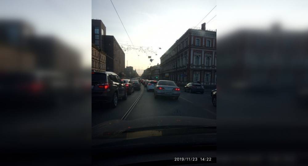 На Литейном проспекте образовалась пробка из-за ГАЗели и маршрутки