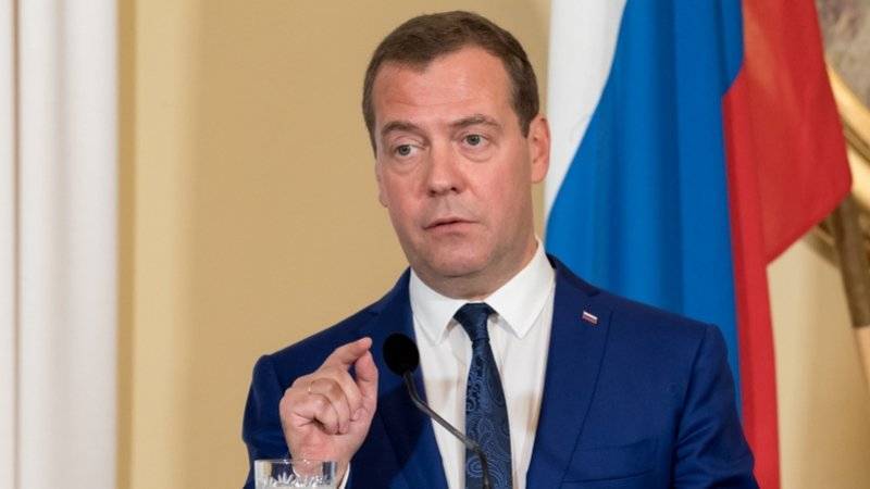 Медведев пригрозил исключением из «Единой России» за нарушение этических норм