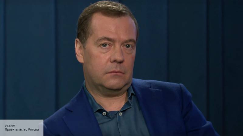 Медведев пригрозил исключать из партии за невнимание к жалобам россиян