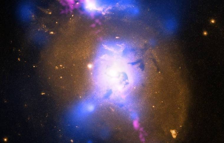 Астрономы впервые нашли галактику с тремя сверхмассивными чёрными дырами