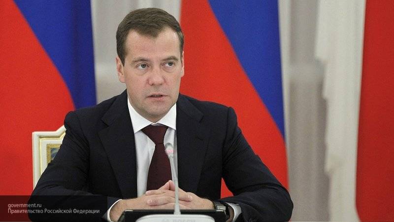 Медведев пригрозил исключать из партии ЕР за невнимание к жалобам от россиян