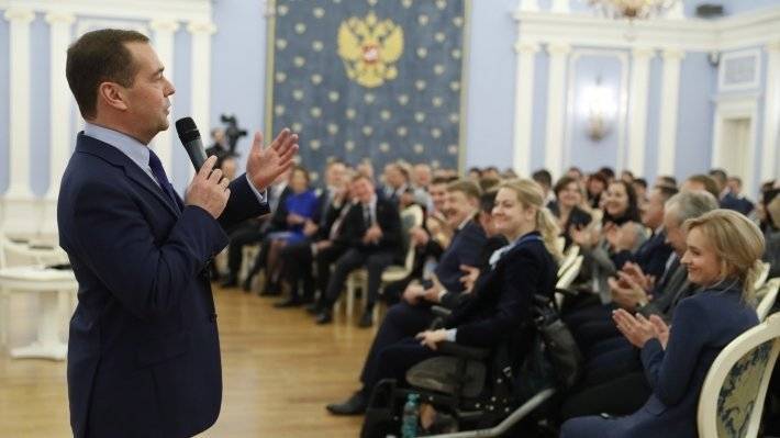 Медведев вручил партбилеты «Единой России» политикам и предпринимателям