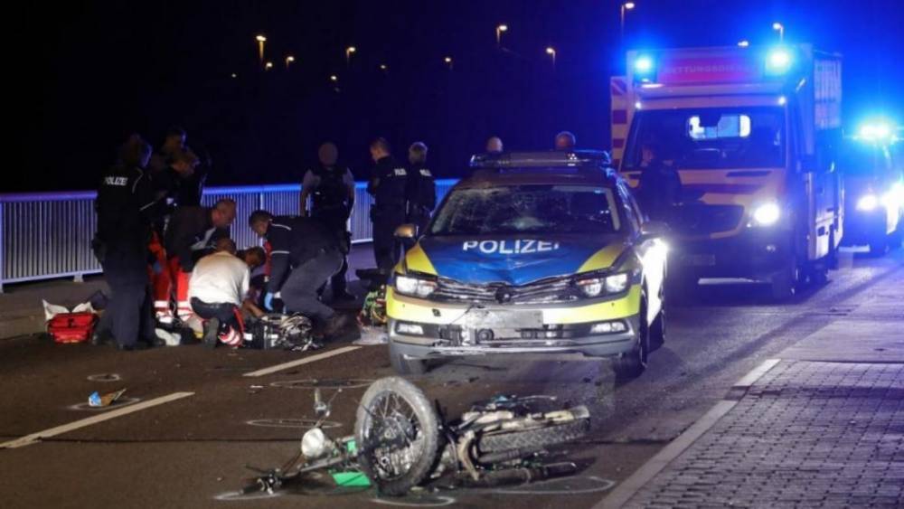 Дрезден: пытаясь сбежать от полиции, подростков въехал в патрульный автомобиль и серьезно пострадал
