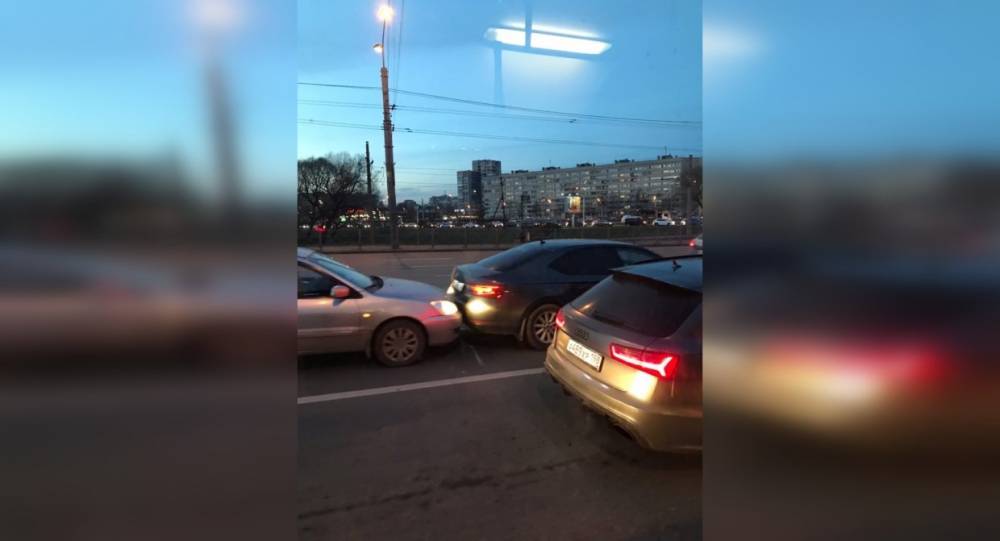 Две иномарки не поделили перекресток проспекта Маршала Жукова и Петергофского шоссе