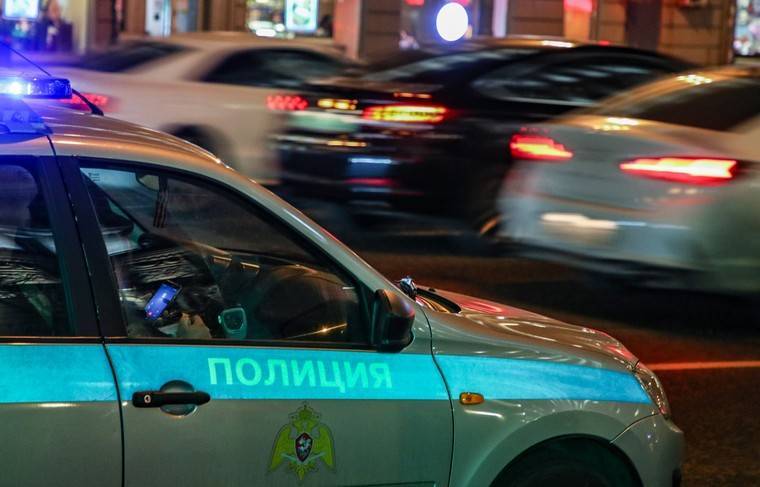 Полицейские расстелили единственную машину москвича