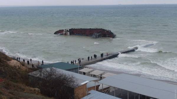 Под Одессой сел на мель танкер, который мог перевозить контрабандную нефть. Она вытекает в море