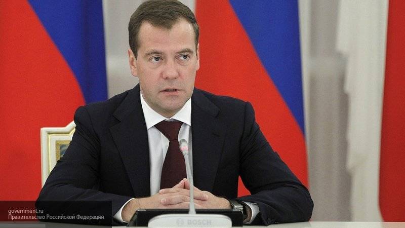 Медведев вручил партбилеты ЕР ряду губернаторов и бизнесменов