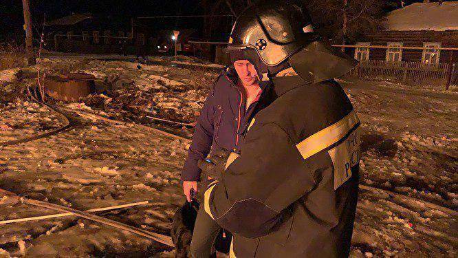 Пожарные спасли восемь человек из горящего дома в посёлке Ис Свердловской области.