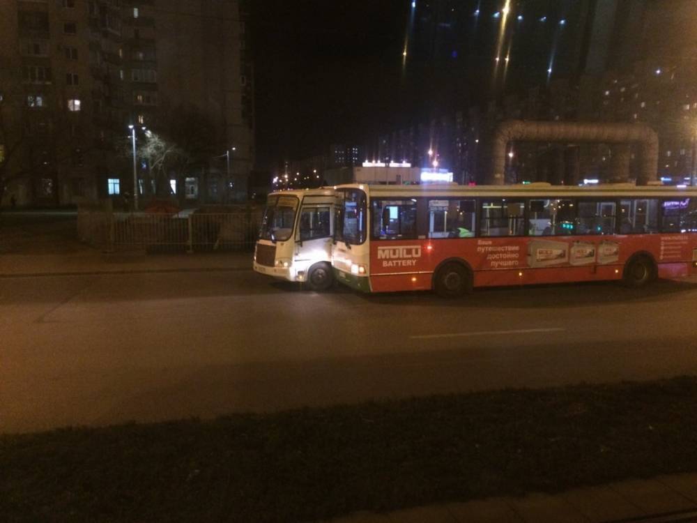 У станции «Проспект Большевиков» автобус врезался в выезжающую от остановки маршрутку