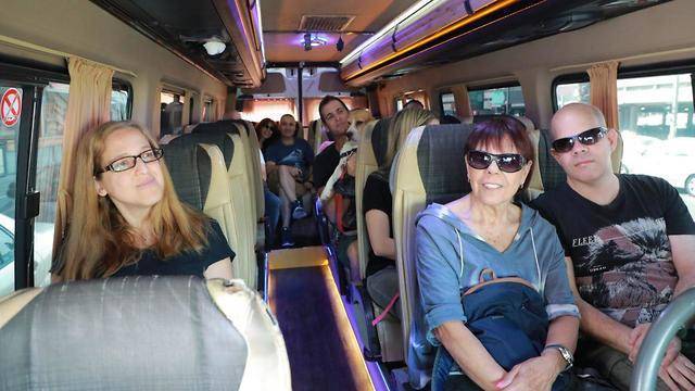 Переполненные автобусы и улыбки: начало работы субботнего транспорта в Гуш-Дане прошло успешно