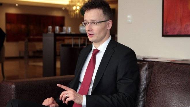Глава МИД Венгрии намерен приехать в Москву на 9 мая в 2020 году