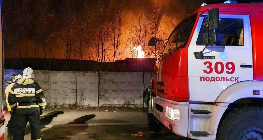 Пожарные ликвидировали открытое горение в автосервисе в Подольске