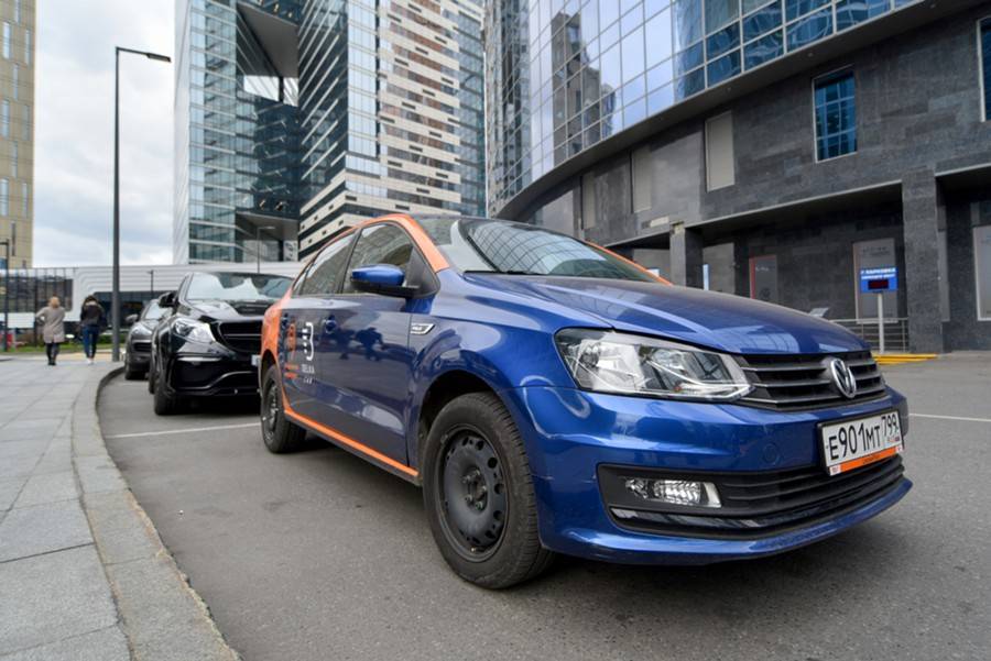 Воровавших колеса у автомобилей каршеринга задержали в Москве