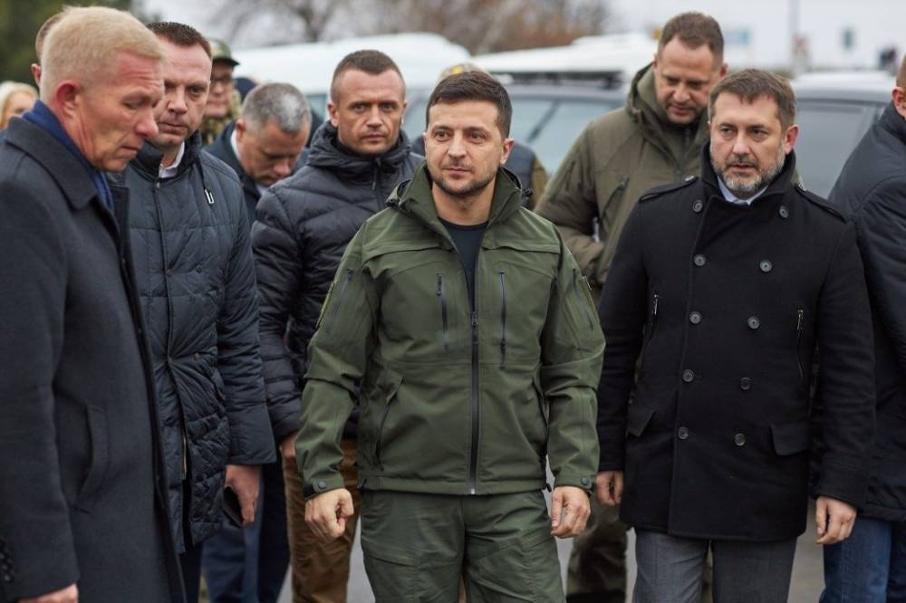 В сети высмеяли наряд президента Украины на встрече кораблей, задержанных в Керчи