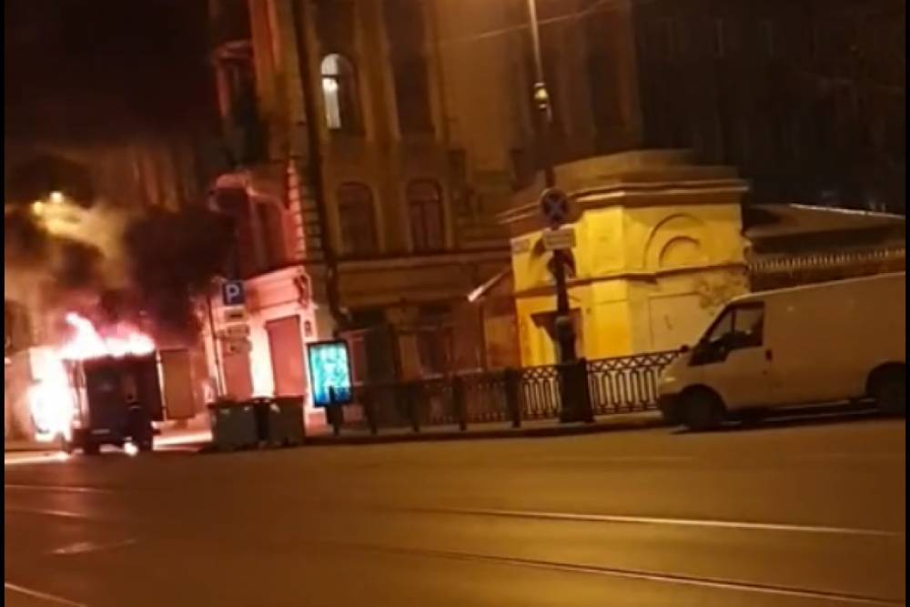 Появилось видео с полыхающей ГАЗелью на Литейном проспекте