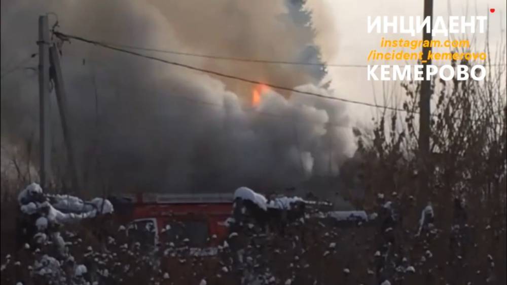 Очевидцы сняли на видео пожар в Центральном районе Кемерова