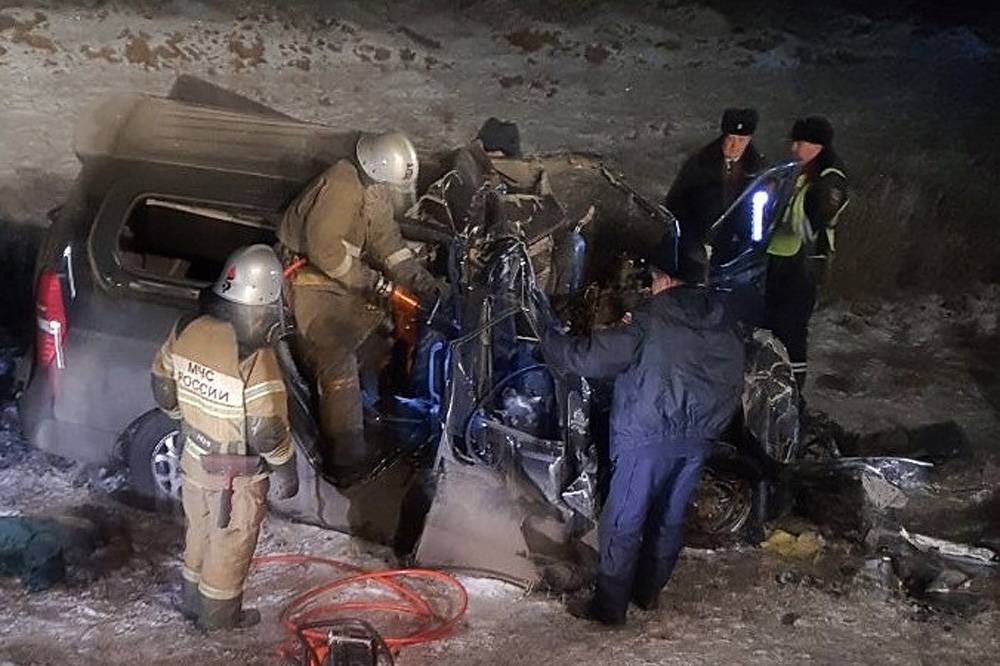 Под Оренбургом минивэн столкнулся с фурой, погибли шесть человек