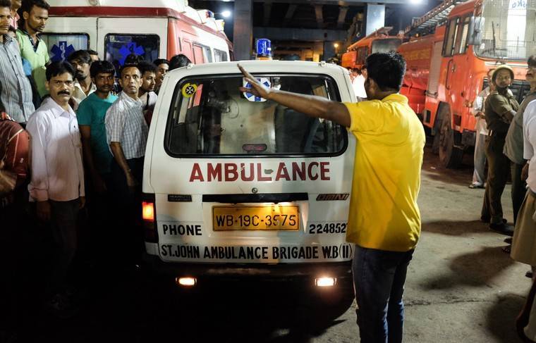 В Индии машина упала на женщину с 17-метровой высоты