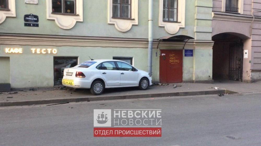 Влетевшая в стену дома на Гривцова машина «Яндекс.Такси» встретила рассвет на месте аварии