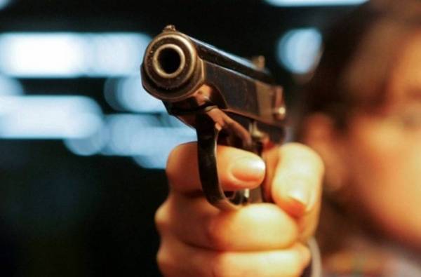 В Екатеринбурге полицейский застрелил мужчину, который пытался забрать у него табельный пистолет
