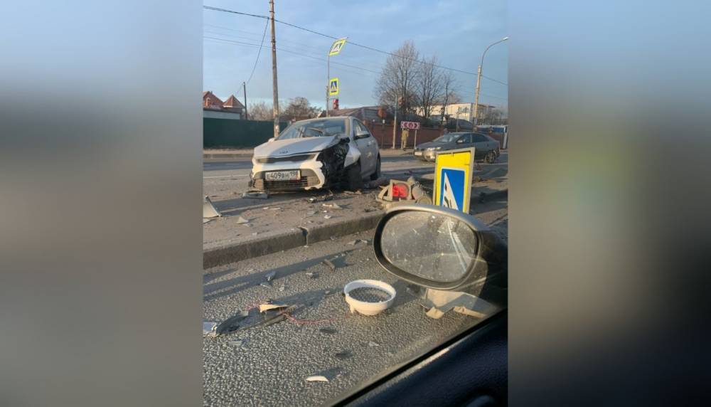 Две иномарки сломали светофор на Выборгском шоссе
