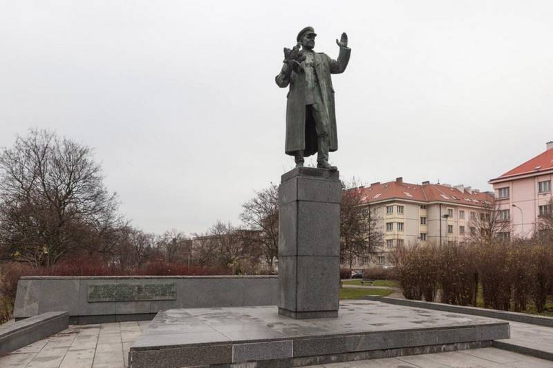 В Праге хотят установить памятник Власову вместо монумента Коневу