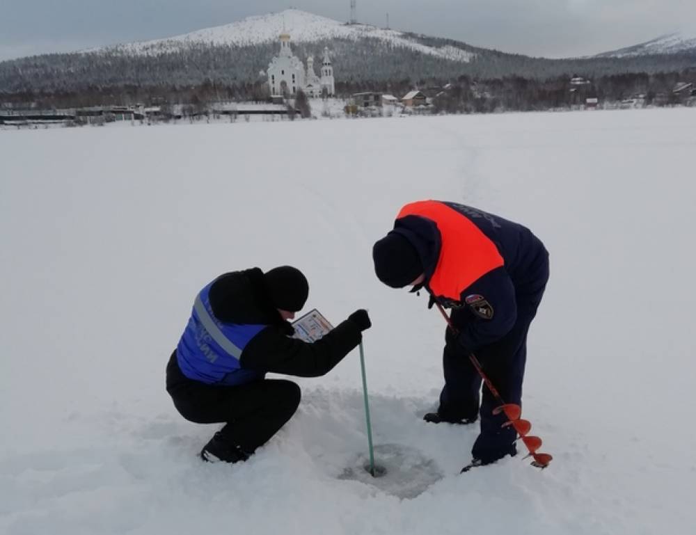 Сотрудники МЧС замерили толщину льда в водоемах Мурманской области