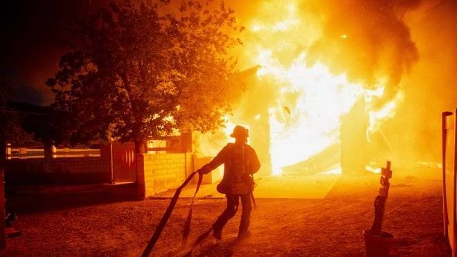 Полицейский вытащил из горящего дома пятерых жителей Нягани