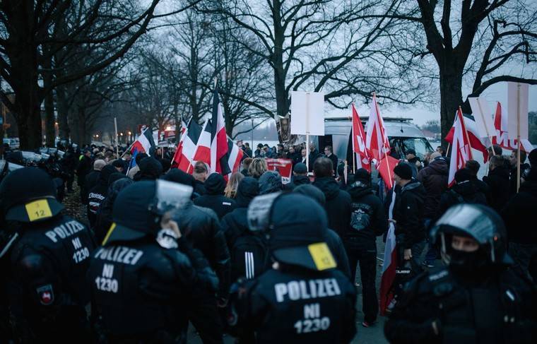 Марш крайне правых в Германии встречен более многочисленным митингом