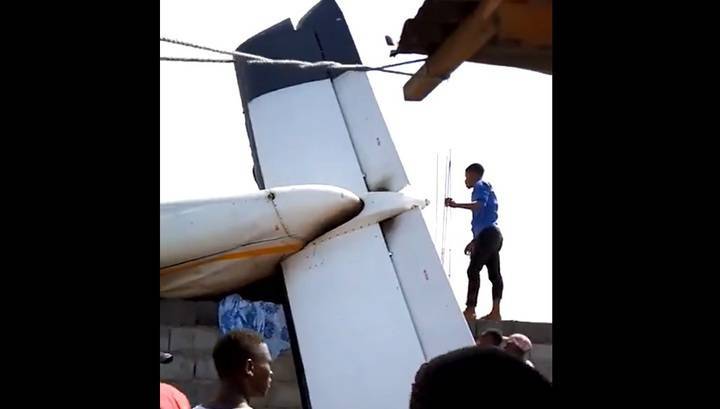 Шестнадцать погибших: самолет рухнул на дом в Конго. Видео