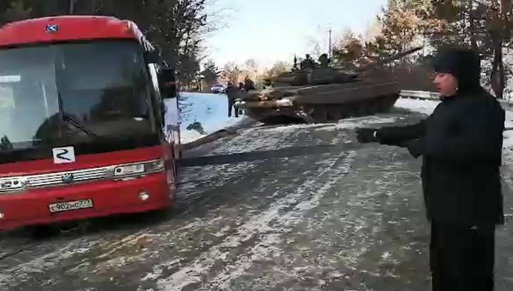 Танк вытащил туристический автобус, вылетевший с трассы в Амурской области. Видео