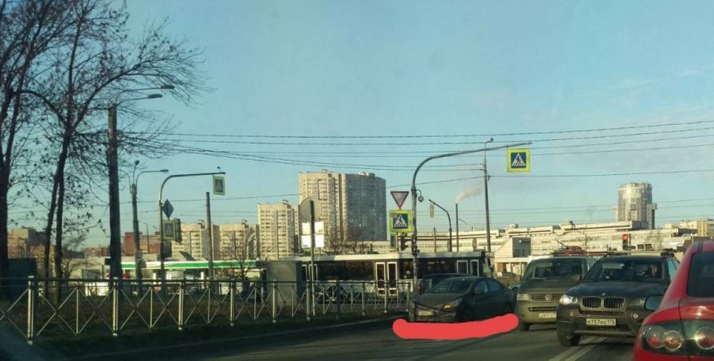 ДТП заблокировало поворот с проспекта Стачек на Лени Голикова в Петербурге