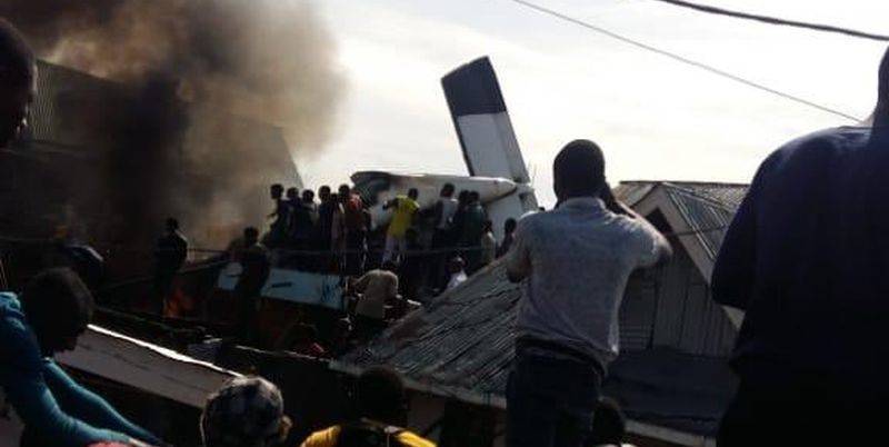 В Конго пассажирский самолет упал на жилые дома. По меньшей мере 18 человек погибли