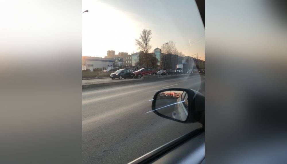 ДТП с Renault&nbsp;и Nissan перекрыло две полосы на Дунайском проспекте в Петербурге