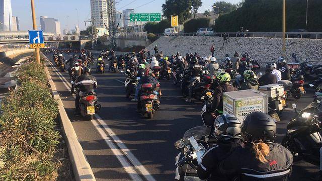 Дорожная полиция Израиля назвала условия, при которых мотоциклам можно ездить по обочине