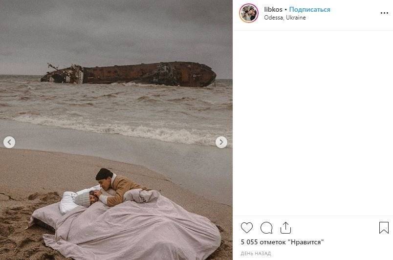 Украинцы начали фото-паломничество на пляж Одессы, где сел на мель танкер